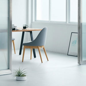 レイ アームレスチェア（木製脚）